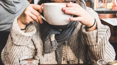 Дівчина прославилася, приховуючи своє обличчя