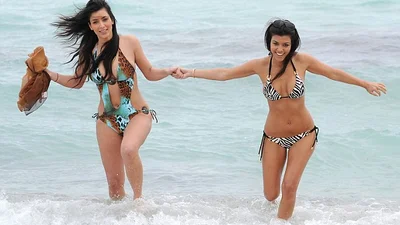 Сестры Кардашьян показали свои фигуры до рождения детей