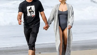 Леди Гага наслаждается романтической прогулкой с женихом