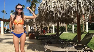 Надя Дорофеева и Владимир Дантес греют попки на пляже