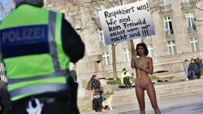 Голая девушка доказала смелость на улицах Германии