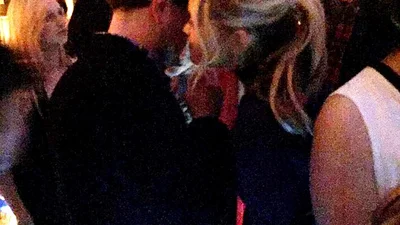 Леонардо Дикаприо не может оторвать взгляд от новой пассии