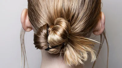 Идея весенней прически: пучек с выпущенными прядями