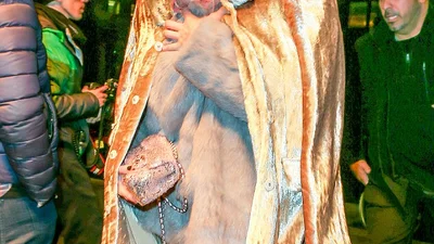 "Розовая" Кайли Дженнер удивила странным нарядом на свидании