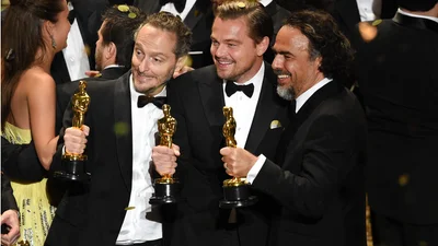 Счастливый Леонардо Дикаприо фотографируется с Оскаром