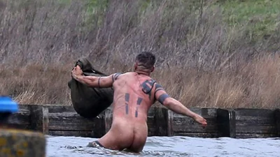 Том Харди показал голую попу