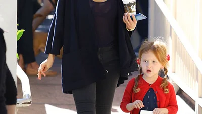 Джессика Альба вышла на прогулку с дочкой