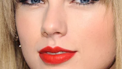 Красные губы и стрелки: идеи красивого макияжа от Тейлор Свифт
