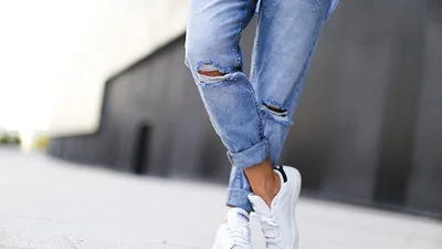 Модницы показывают, с чем носить джинсы весной