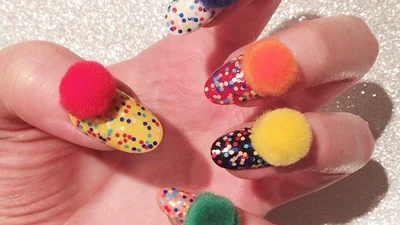 Останнє божевілля: помпони на нігтях
