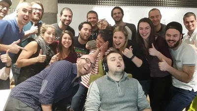 Кумедні меми на хлопця, який заснув на роботі