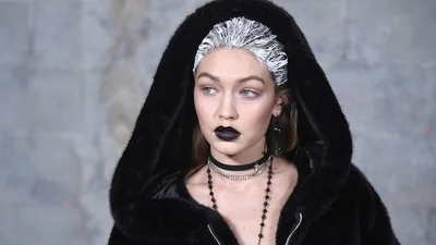 Все оттенки темных помад, которые актуальны и весной