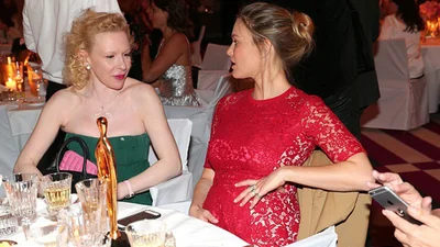 Беременная ангел Victoria's Secret похвасталась животиком на официальном мероприятии