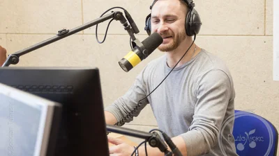 Олег Собчук из "Скай" использует мопед не по назначению