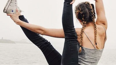 Девушка занимается йогой в странных местах, чтоб привлечь внимание