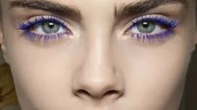 Как носить последний весенний тренд - цветную тушь