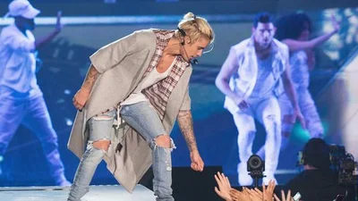 Джастин Бибер использовал фанатку вместо парикмахера прямо на сцене