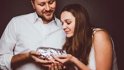 Ця пара зробила дитячу фотосесію з буріто (і це дуже емоційно