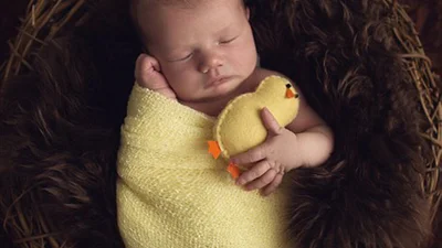 Великодні фото з малюками викликають суцільне розчулення