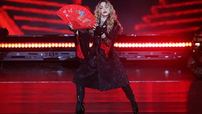 Мадонна беспардонно раздела фанатку на сцене