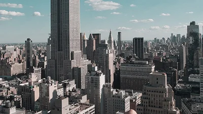 Модели позируют на фоне шикарных пейзажей Нью-Йорка