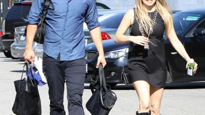 Голливудских красавчиков застукали, когда они несли дамские сумки