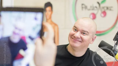 Женя Кошевой болтает всякие приколы в прямом эфире