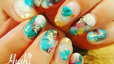 Ногтевое безумие: маникюр с полудрагоценными камнями