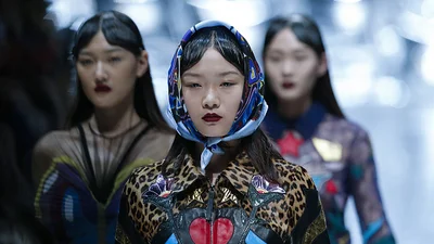 Стиль матрешки: китайцы стали носить бабушкины платки