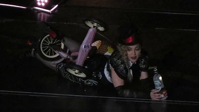 Мадонна запила прямо на сцене