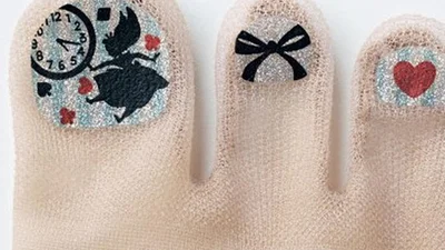 Новий дикий тренд Японії - колготки з манікюром