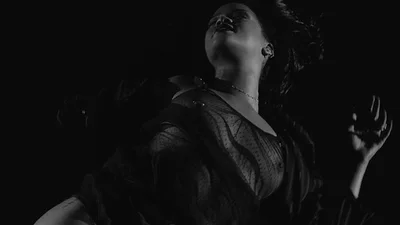 Эксклюзив: откровенные кадры из нового клипа Рианны "Kiss It Better"