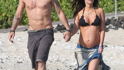 Вагітна Меган Фокс прогулюється по пляжу в одному бікіні