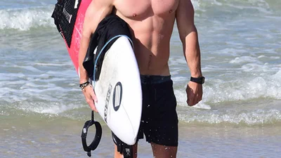 Кріс Хемсворт показав ідеальне тіло на пляжі в Австралії