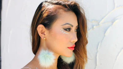 Блискучі наклейки на обличчі - новий тренд серед модниць