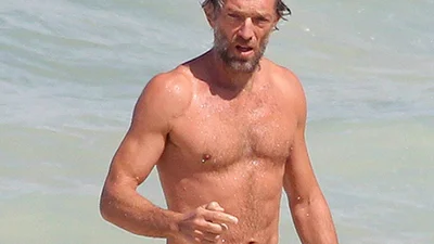 49-річний Венсан Кассель оголив ідеальний торс на пляжі