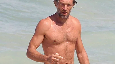 49-річний Венсан Кассель оголив ідеальний торс на пляжі