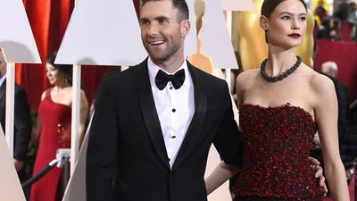 Вагітна дружина Адама Левіна показує вагітний животик