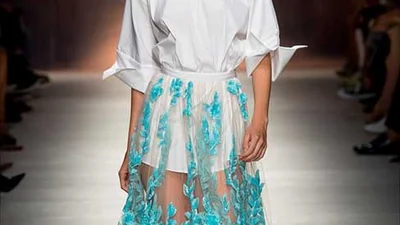 Мода на прозорі спідниці захопила вулиці світу