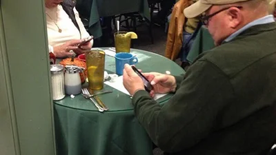 Ці фото показують, наскільки люди залежні від своїх телефонів