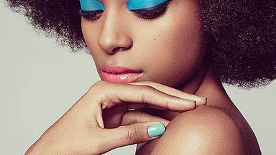 Дискотечні голубі тіні знову повертаються в моду