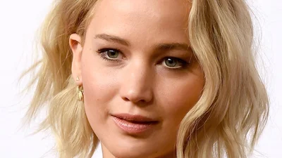 Дженніфер Лоуренс показала 6 способів стильно носити боб