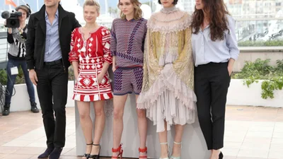 Французька актриса з'явилась в українській вишиванці у Каннах