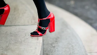 Нова фішка вуличного стилю - червоне взуття