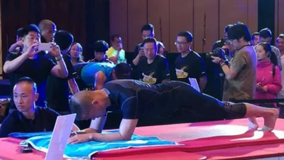 Новий світовий рекорд: китайський спортсмен 8 годин простояв в "планці"