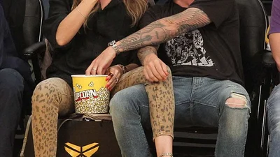 Адам Левін роздягнув вагітну дружину