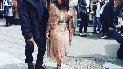 Кім Кардаш'ян показала фігуру в спокусливій сукні на модному фестивалі