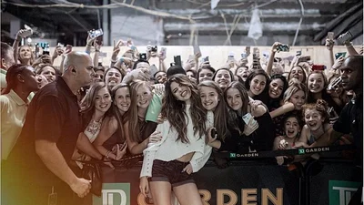 Селена Гомес обожнює фотографуватись з фанатами