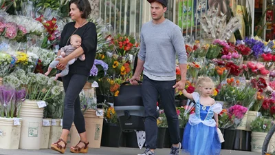 Надзвичайно милі фото Джеймі Дорнана на прогулянці з сім'єю