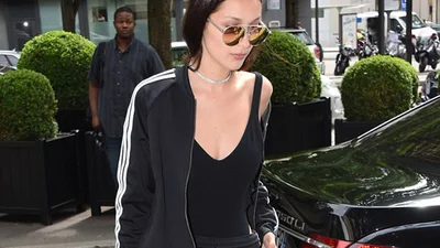 Спортивний костюм та підбори: Белла Хадід вразила несмаком